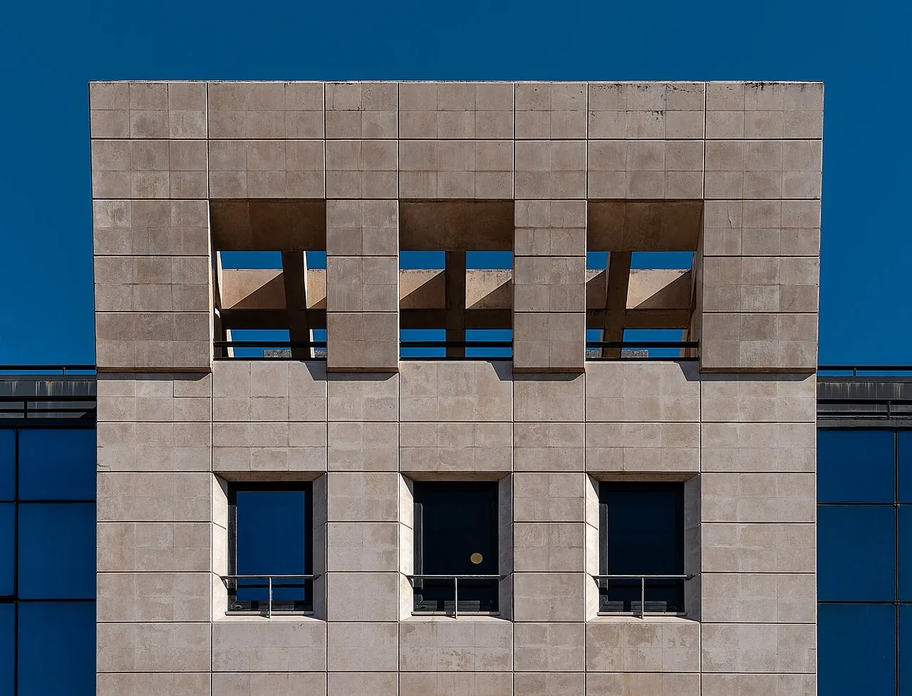 Janelas de um edifício na Rua Mouzinho da Silveira, Lisboa