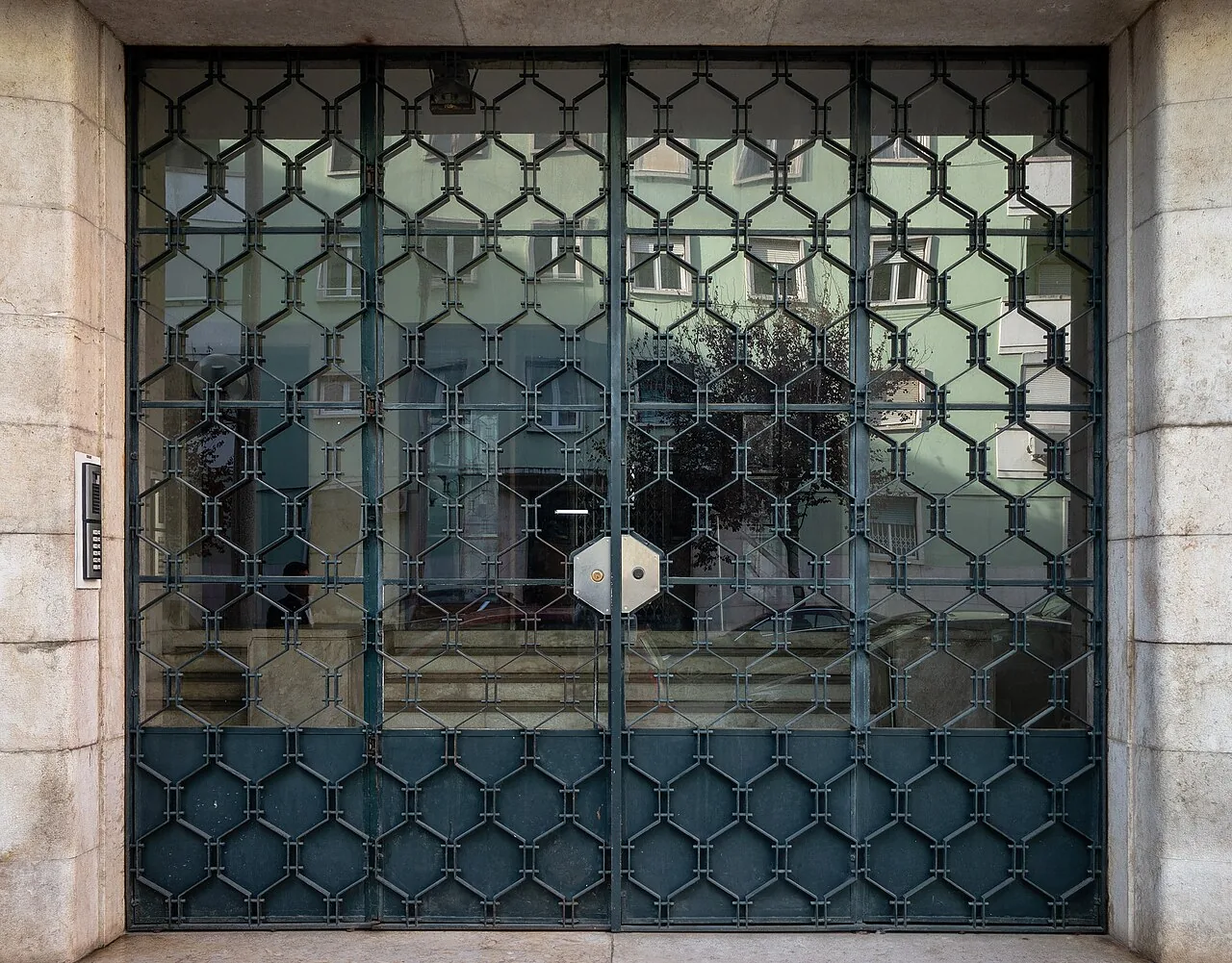 Pormenor de porta na Rua Presidente Wilson, Lisboa