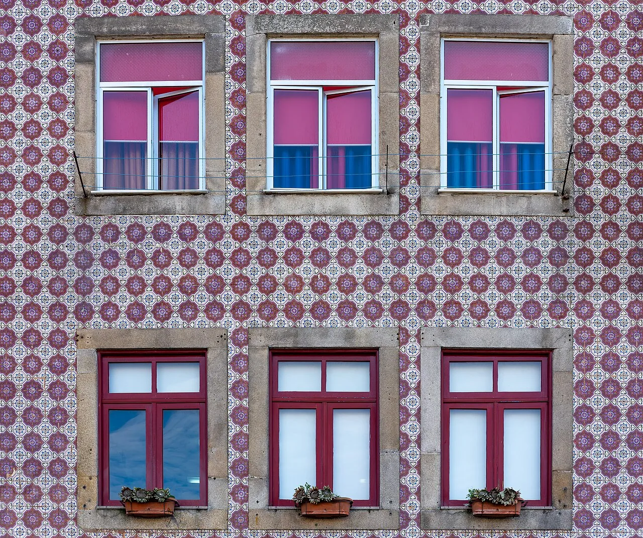 Fachada na Avenida de Diogo Leite, margem do Douro