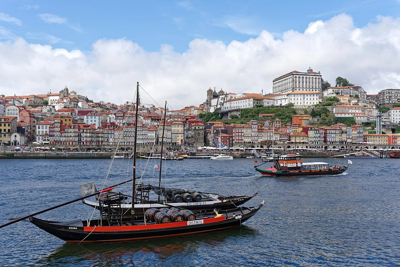 Barcos rabelos e Ribeira vistos de Vila Nova de Gaia
