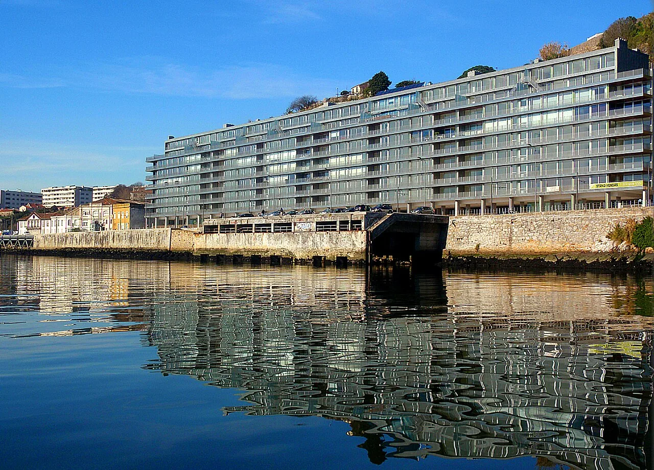 Edifício junto ao rio, no Porto