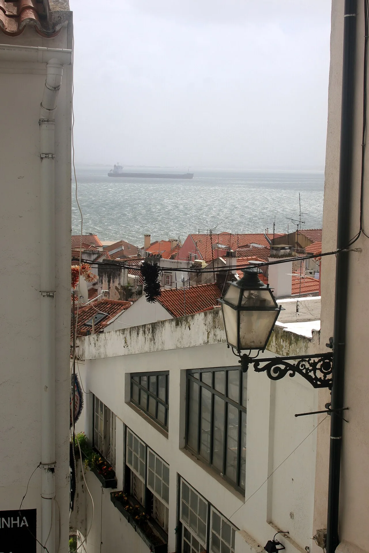 Vista de uma janela sobre Lisboa